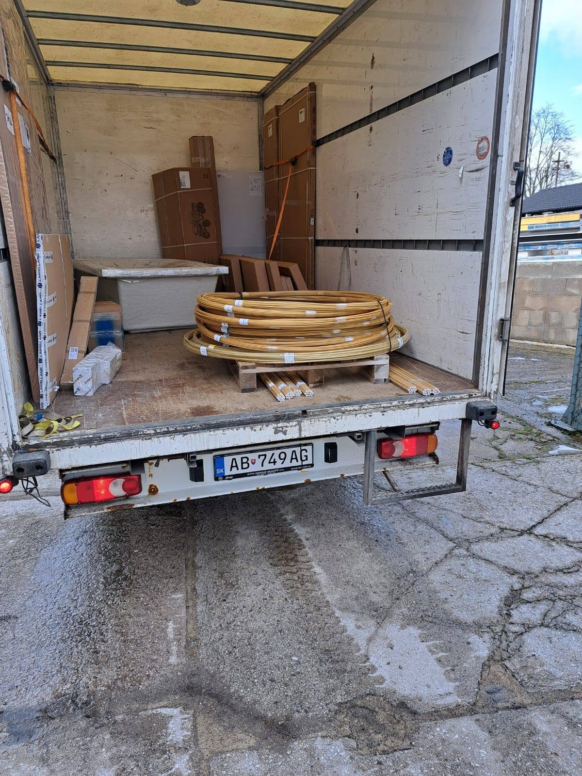 Zvitky a kompozitné roxory GFRP uložené na palete pri preprave
