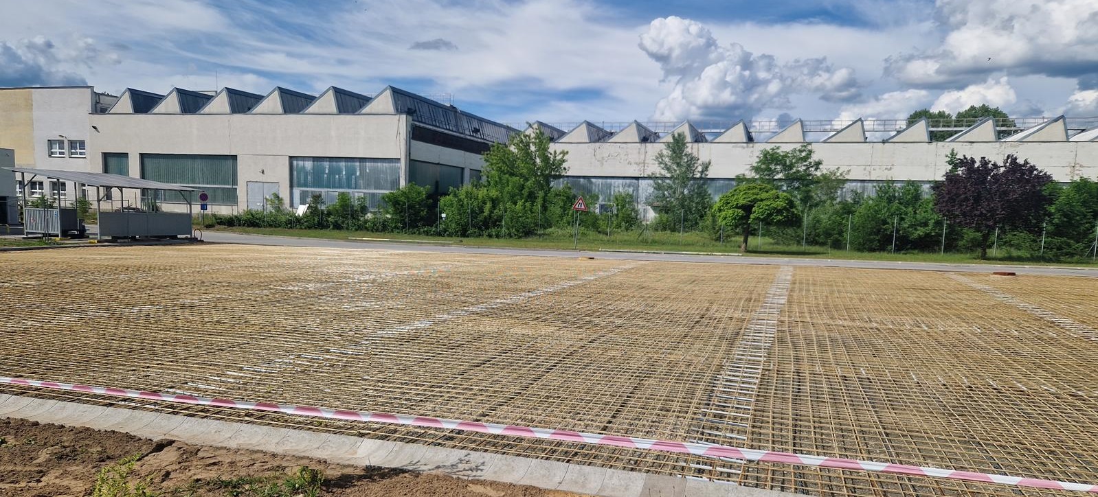 Pokládka kompozitných kari sietí GFRP na veľkej betónovej ploche