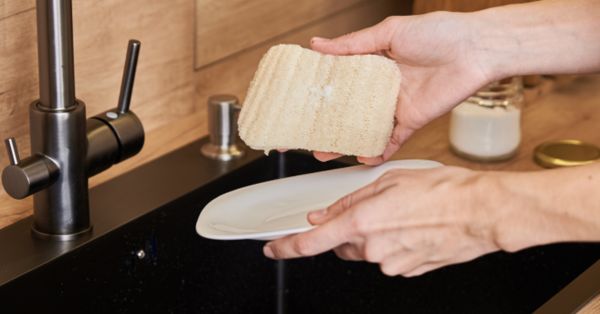 Jakou houbu na nádobí zvolit, aby byla šetrná k životnímu prostředí?