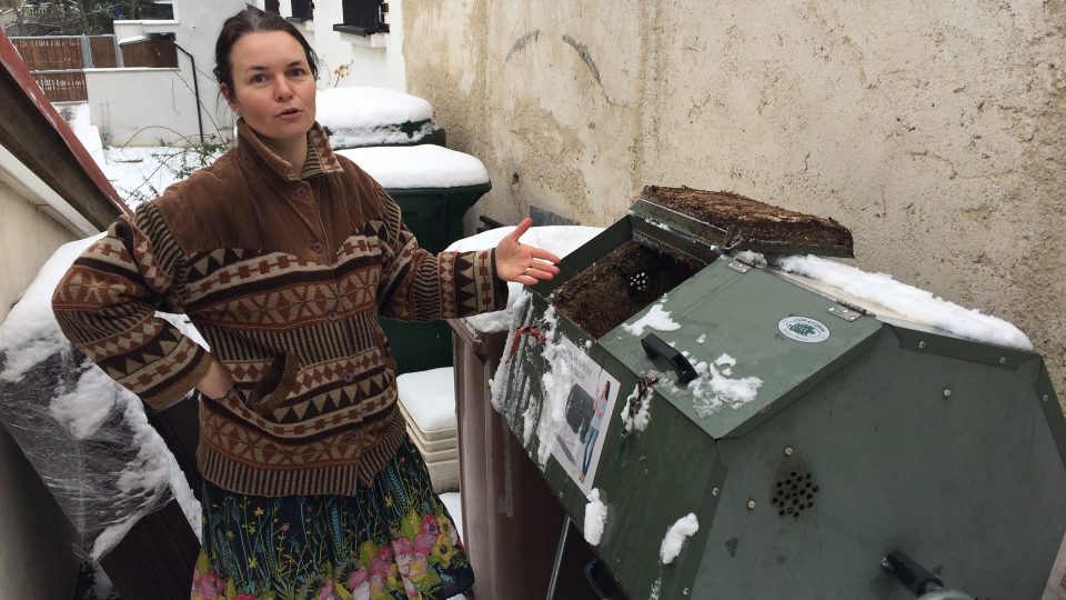 Zateplený kompostér JORA v zimním provozu u domu