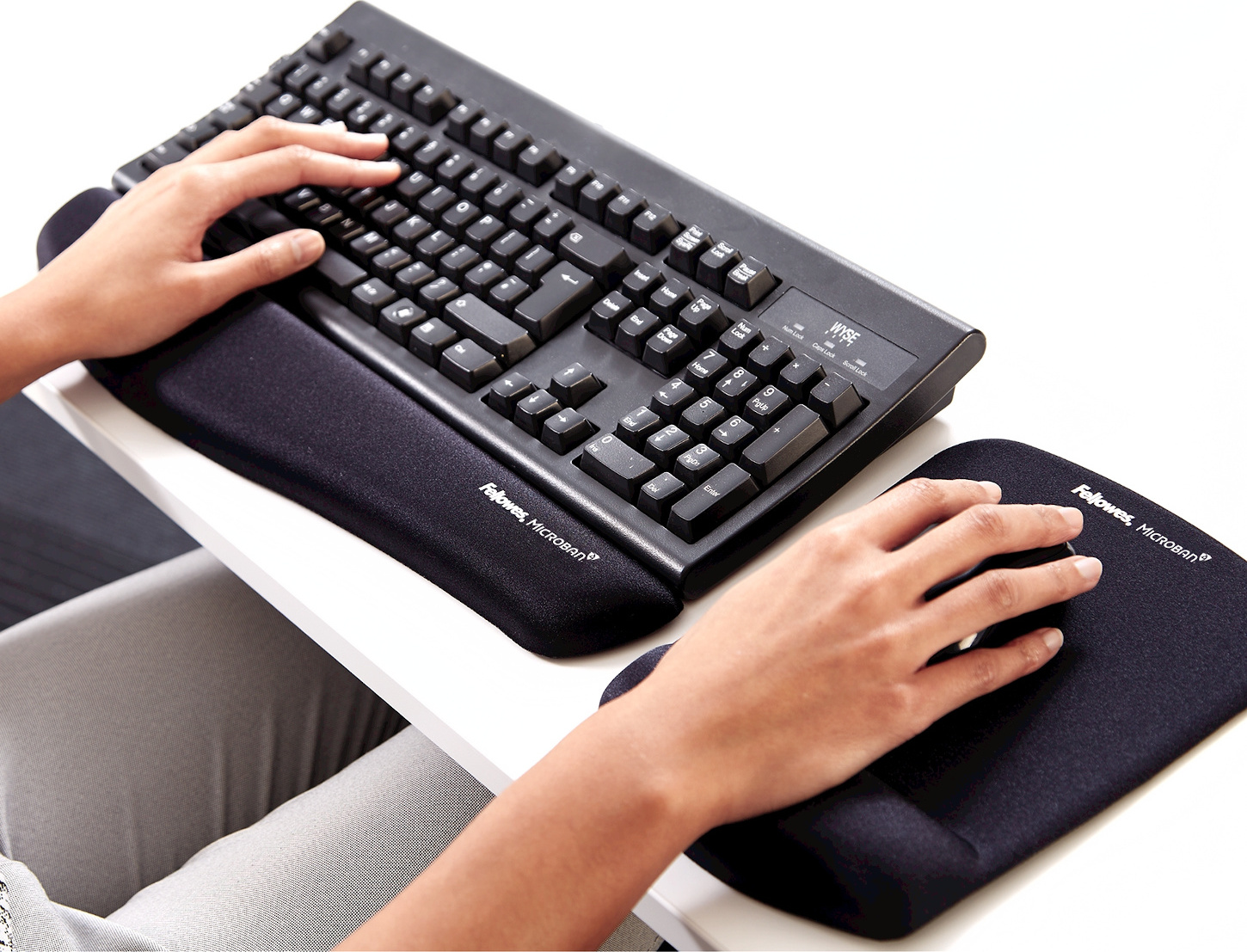 Podložka pod myš a zápěstí Fellowes PlushTouch černá