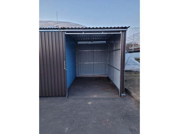 hala s přístřškem