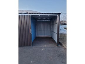 hala s přístřškem