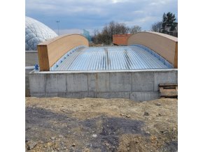 Pokládka trapézového plechu na nadchod