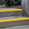Protiskluzový sklolaminátový profil na schod – úzký, žlutá, 60 cm - BY 213111