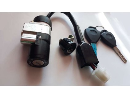 Set startovací spínač, klič a zámek k podlaze kde je baterka