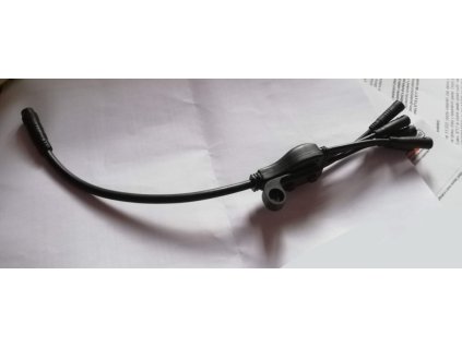 Střední kabel mezí motorem z elektrického pohonu k invalidnímu vozíku a ručky plynu a displejem