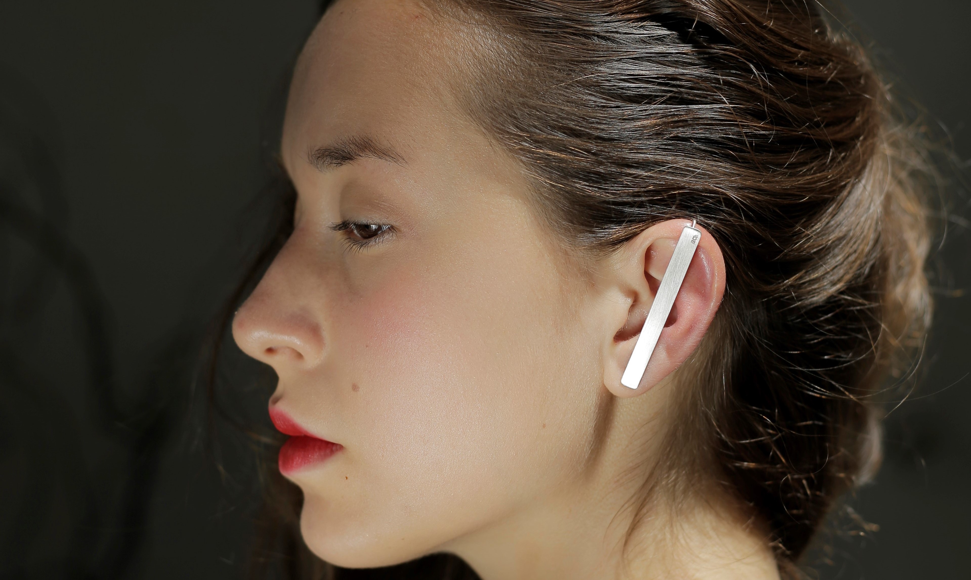 mono náušnice Line of Contact