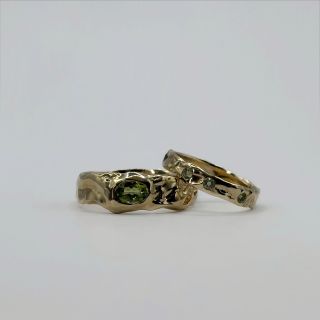 Snubní prsteny pro Katku a Petra. Zlato a olivíny. Dočetla jsem se, že olivín, známý také jako peridot, byl v období...