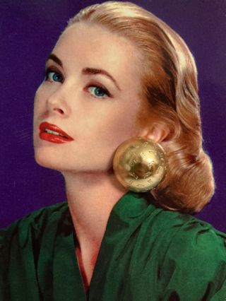 Náušnice Melolontha vulgaris. Zlatá verze a také stříbrná na @vevavysocelapkova která je vynesla na předávání Českých lvů...