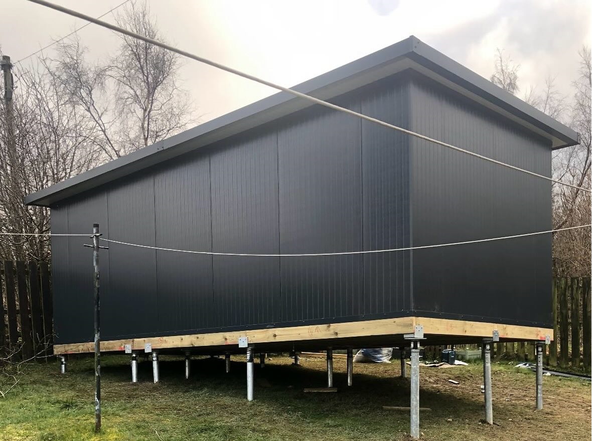 elado-domek-6x3-montaz-na-vruty