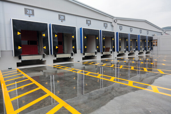 Priemyselné svietidlá na LED trubice: Kde všade ich využijete?