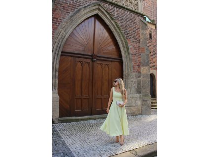 Žluté midi šaty s výstřihem