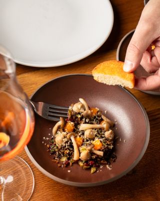 Hrubě sekaný tatarák z jelena sika odkazuje na tradici zvěřinových chodů severního Španělska a tamních lesů. Mandlová...