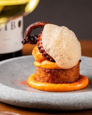 Ochutnejte nové jarní menu třeba ještě dnes! Grilovaná chobotnice inspirovaná klasickým galicijským pokrmem pulpo a la...