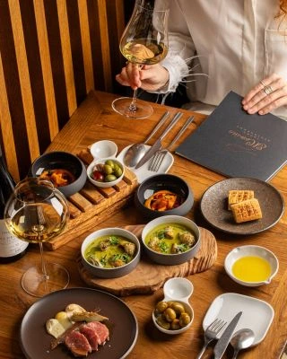 Jarní menu v El Camino vychází jako vždy z konkrétních míst, chutí a tradic napříč Španělskem. Ze Sevilly a Andalusie...