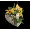Smuteční srdce betonové s reliéfem - jarní aranžmá s andělem,pr.20cm