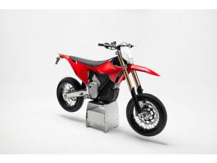 251001 VARGSM EKHO RedStarkVARGSM WhiteStudio MotorSide LightsOn @syovanvliet 89516 HR