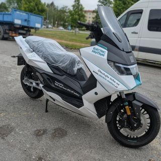 Představujeme vám náš nový mobilní billboard! 🛵💨 ​Ode dneška můžete v ulicích Plzně potkávat tenhle skvělý stroj – novou...
