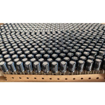 1402 kondenzator 220 micro f 63v 10 ks