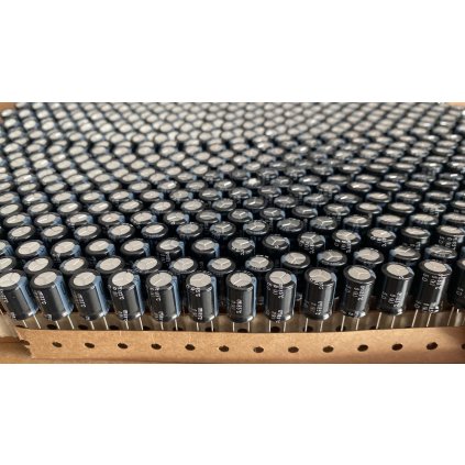 Kondenzátor 220µF 63V (10 ks)