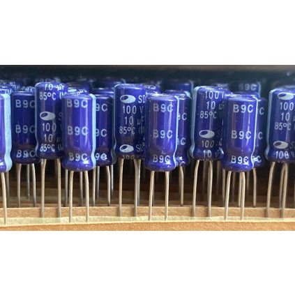 Kondenzátor 10µF 100V (100 ks)
