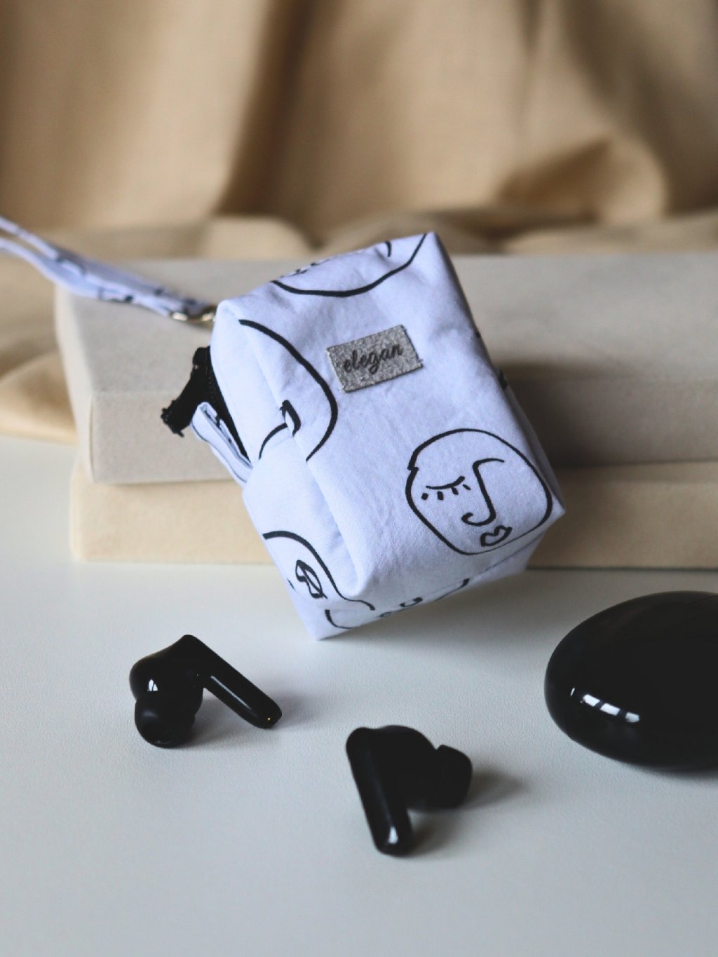 Obal na sluchátka - bílá Obličeje