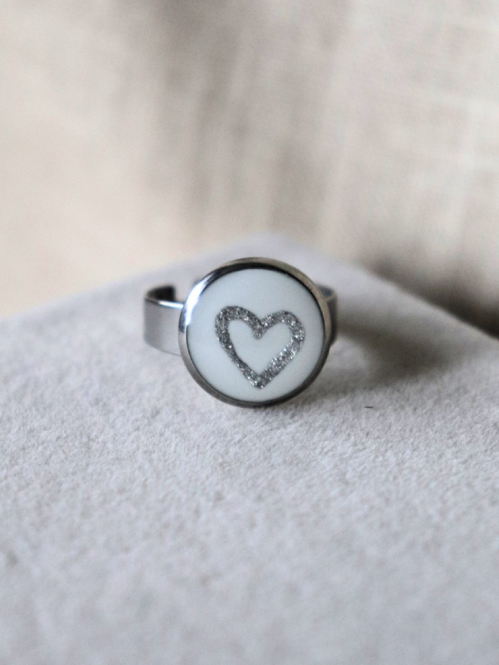 Prsten kulatý - bílá a stříbrná srdce