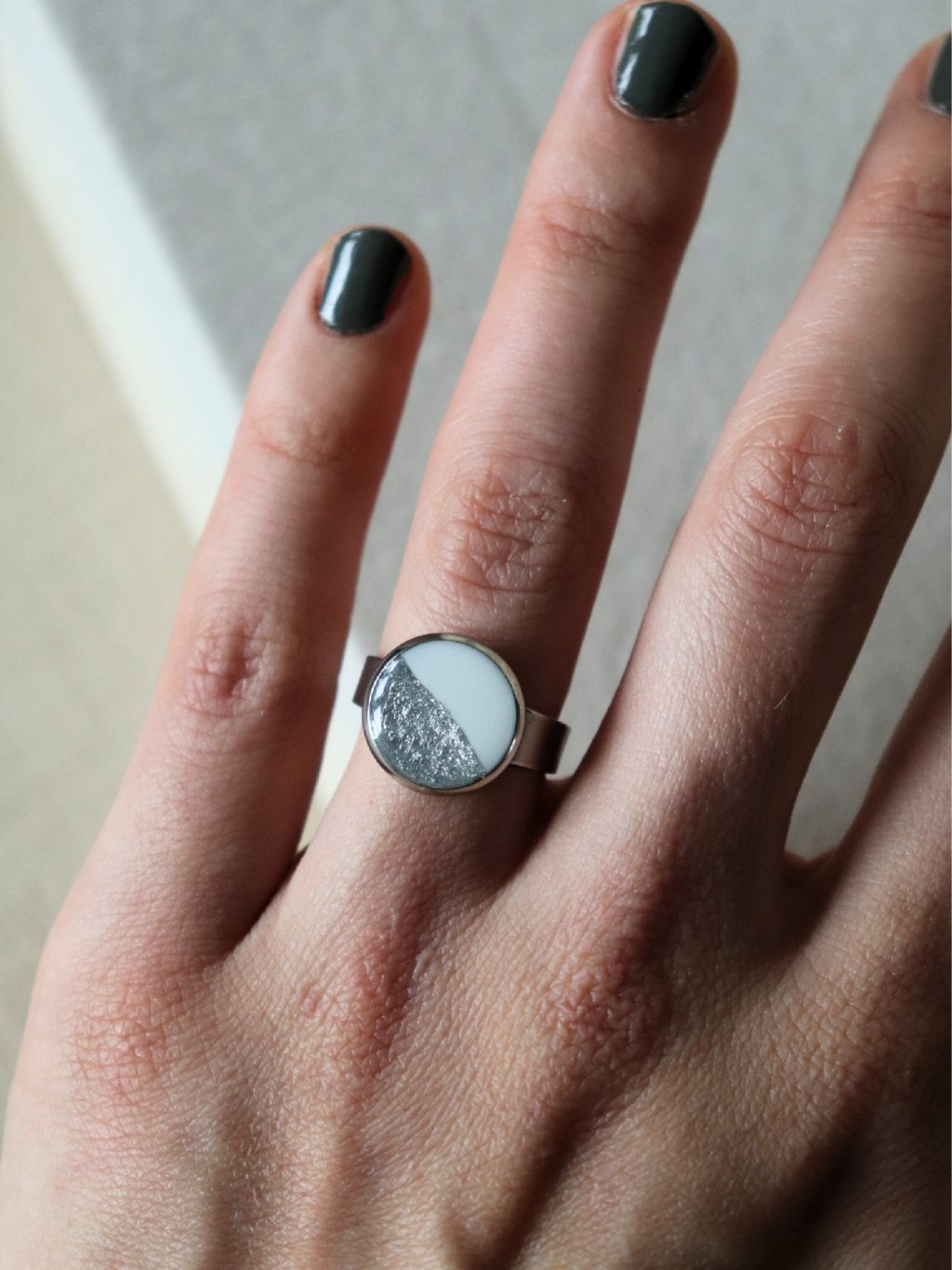 Prsten kulatý - bílá a stříbrná půlená