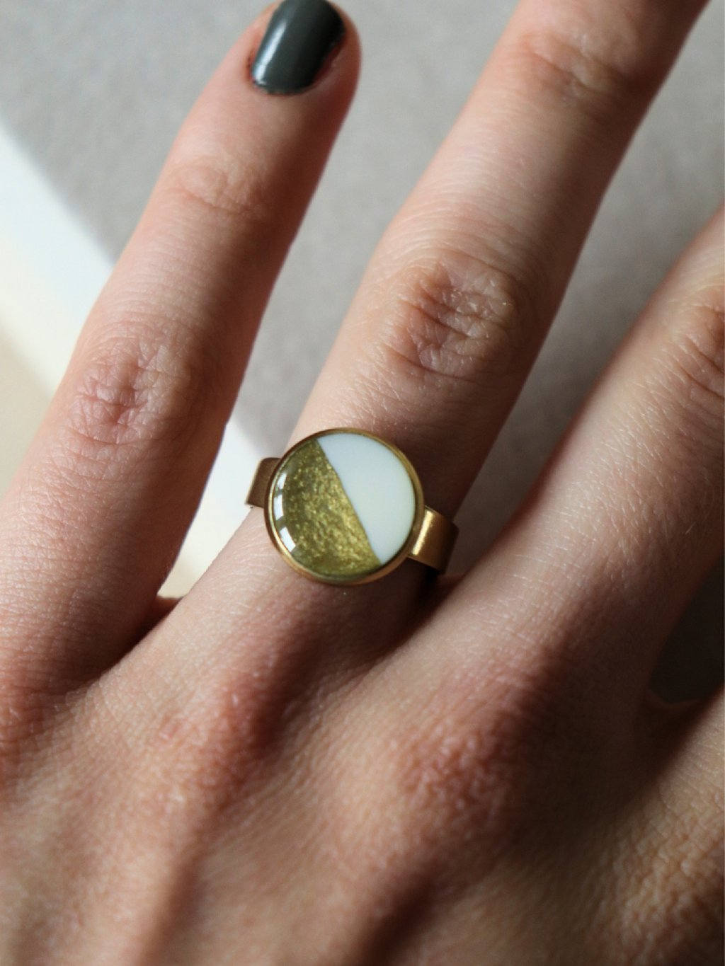 Prsten kulatý - bílá a zlatá půlená