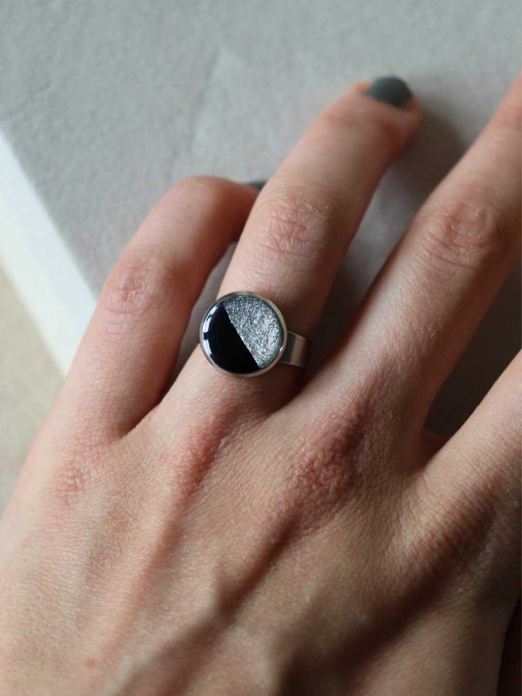 Prsten kulatý - černá a stříbrná půlená