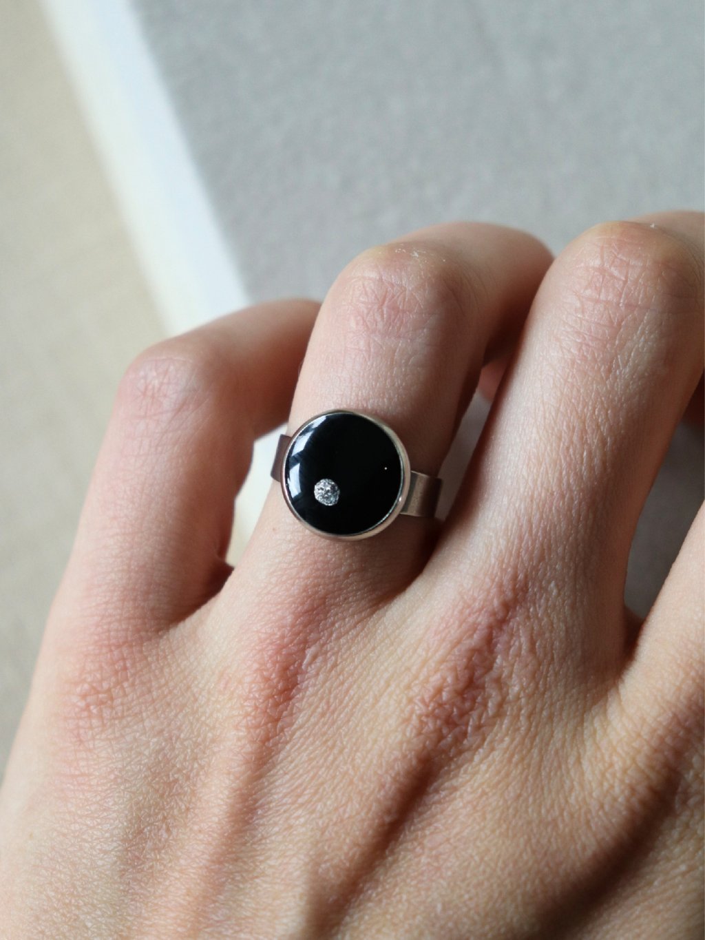 Prsten kulatý - černá a stříbrná tečka