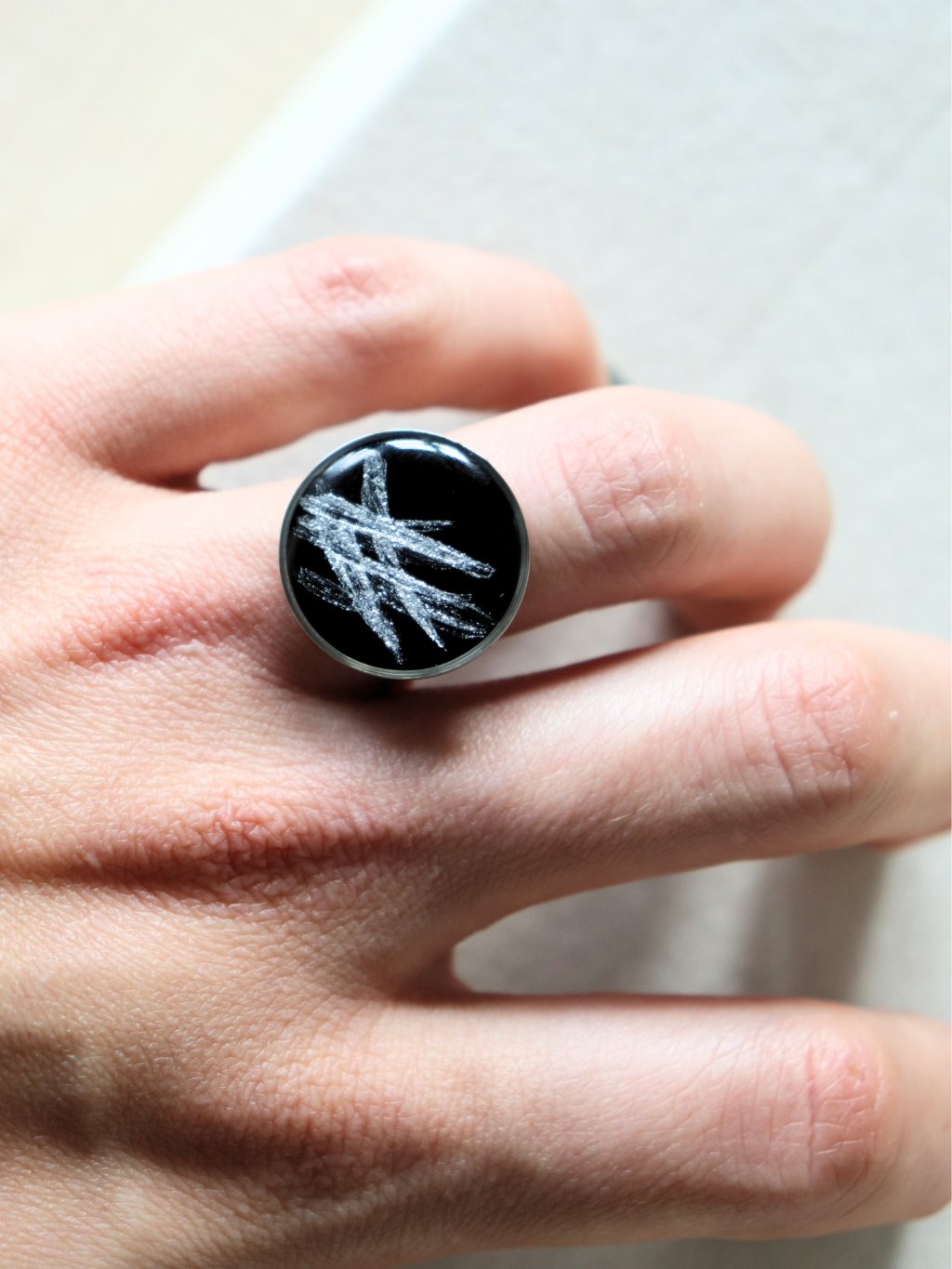 Prsten velký kulatý - černá a stříbrná tahy