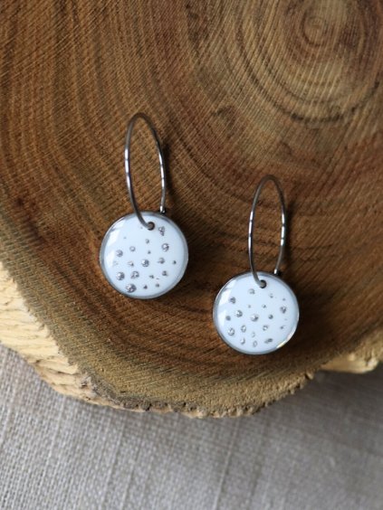 Malé visací náušnice - bílá a stříbrná puntíky