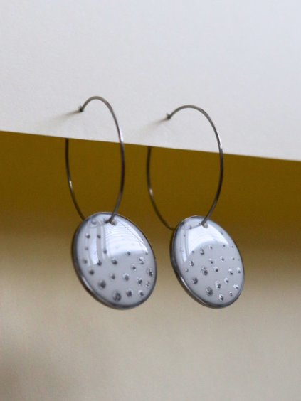 Velké visací náušnice - bílá a stříbrná puntíky