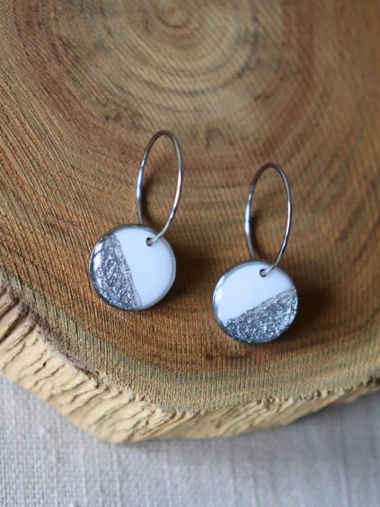 Malé visací náušnice - bílá a stříbrná půlená