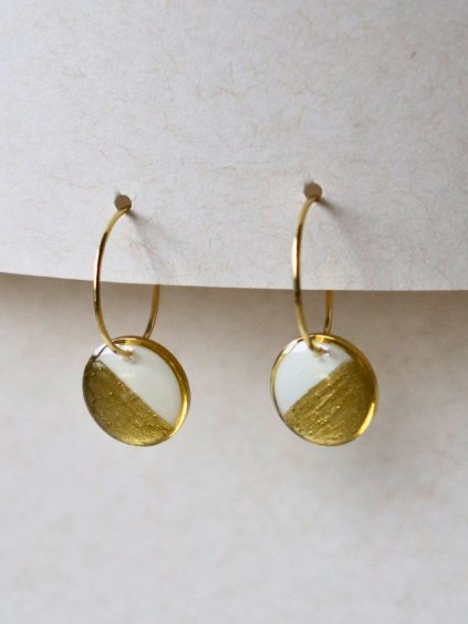 Malé visací náušnice - bílá a zlatá půlená