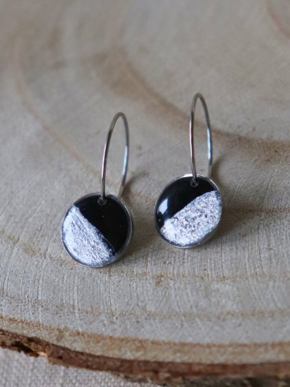 Malé visací náušnice - černá a stříbrná půlená