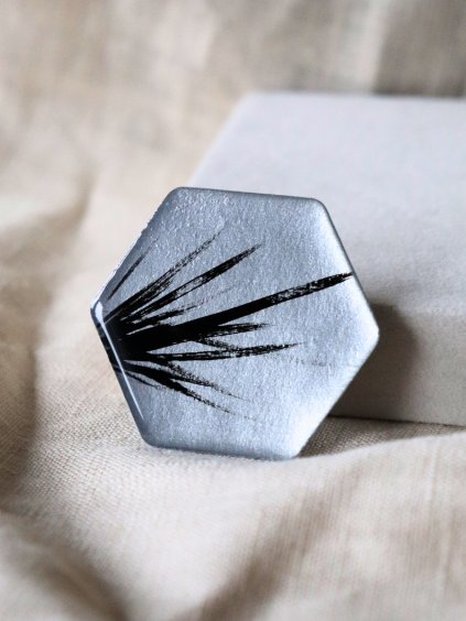 Brož - hexagon stříbrná tahy
