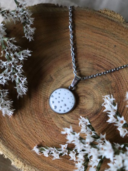 Náhrdelník menší - bílá a stříbrná puntíky