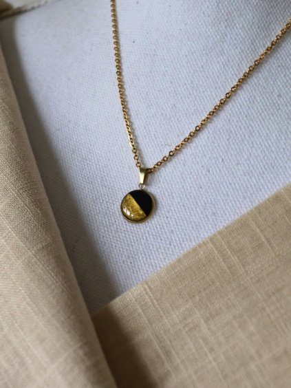 Náhrdelník menší - černá a zlatá půlená