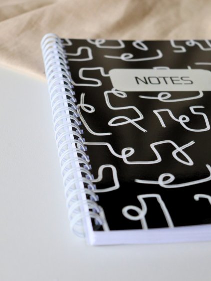 Velký notes A5 - černá Počmáraná