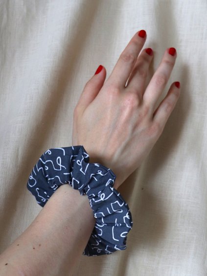 Scrunchies látková gumička - černá Počmáraná