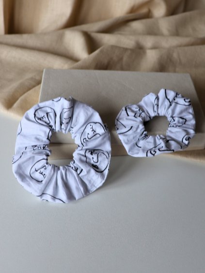 Scrunchies látková gumička - bílá Obličeje