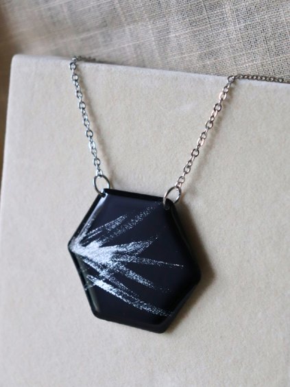 Náhrdelník - hexagon černá tahy
