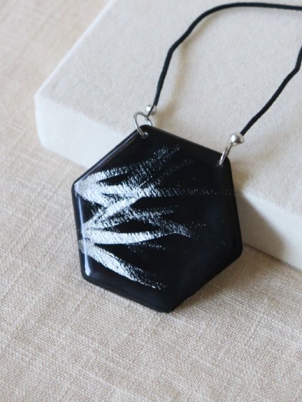 Náhrdelník - hexagon černá tahy