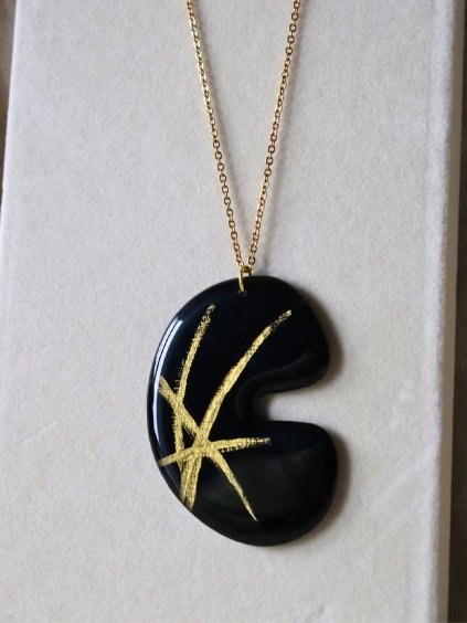 Náhrdelník - céčko černá tahy