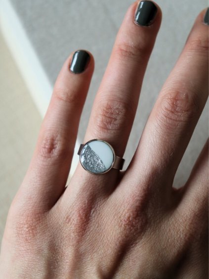 Prsten kulatý - bílá a stříbrná půlená