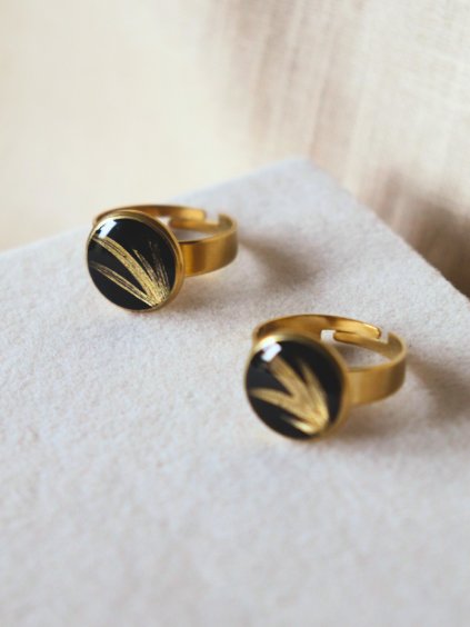 Prsten kulatý - černá a zlatá tahy