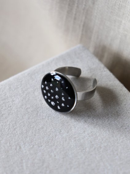 Prsten velký kulatý - černá a stříbrná puntíky